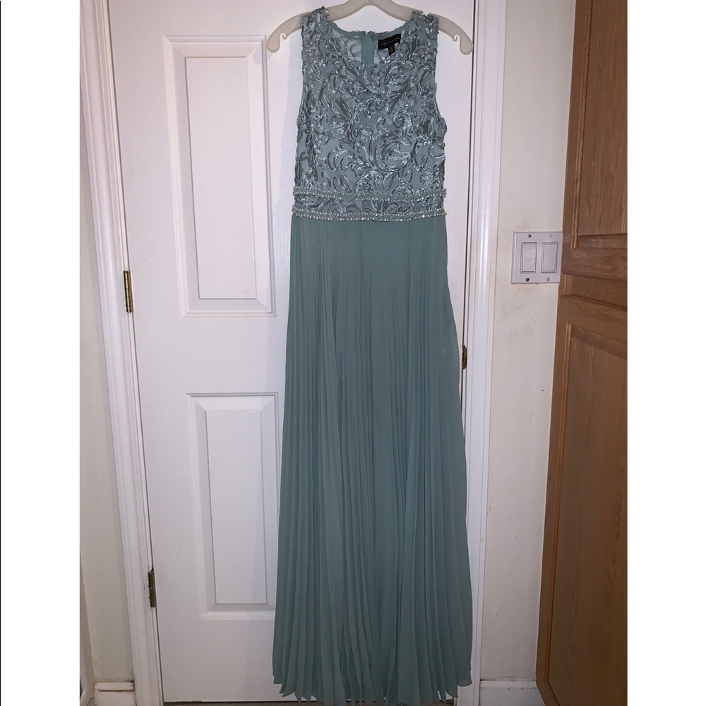 BEAUTIFUL simple gown
